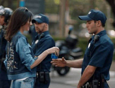 Αποσύρθηκε το διαφημιστικό της Pepsi με το μοντέλο Κένταλ Τζένερ (φωτό, βίντεο)